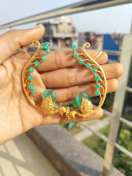 EAR CUFF GOLD POLISH-LIGHT GREEN