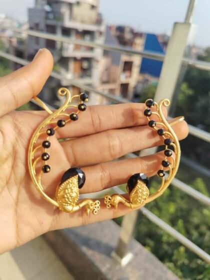 EAR CUFF GOLD POLISH-BLACK