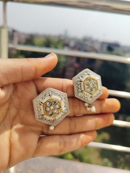 STUD STON EARRING WHITE COLOR