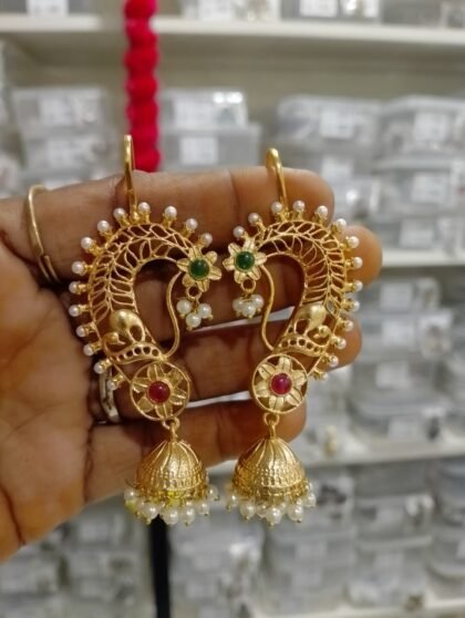 EAR CUFF GOLD POLISH- MULTI RED AND GREEN