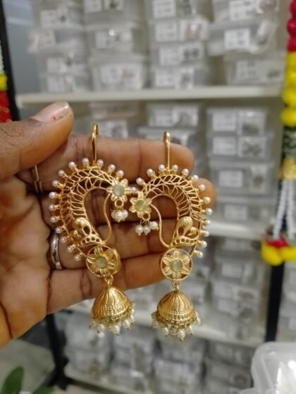 EAR CUFF GOLD POLISH-LIGHT GREEN