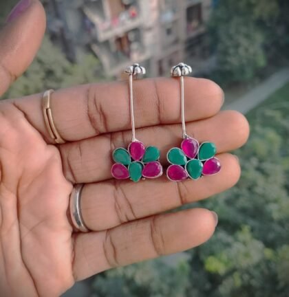 EAR PIN  STONE- RED GREEN