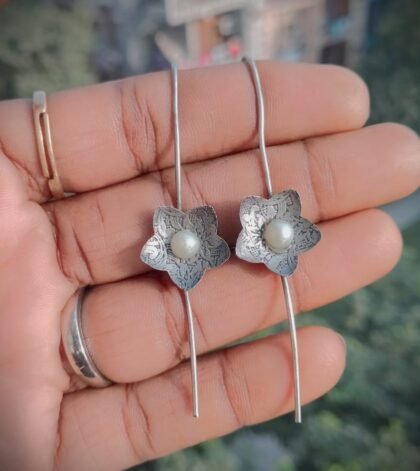 EAR PIN STONE -WHITE