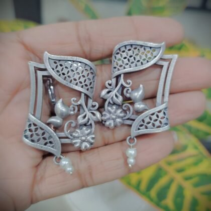 STUD SILVER EARRING