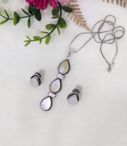 SILVER CHAIN PENDANT SET STONE -MOP